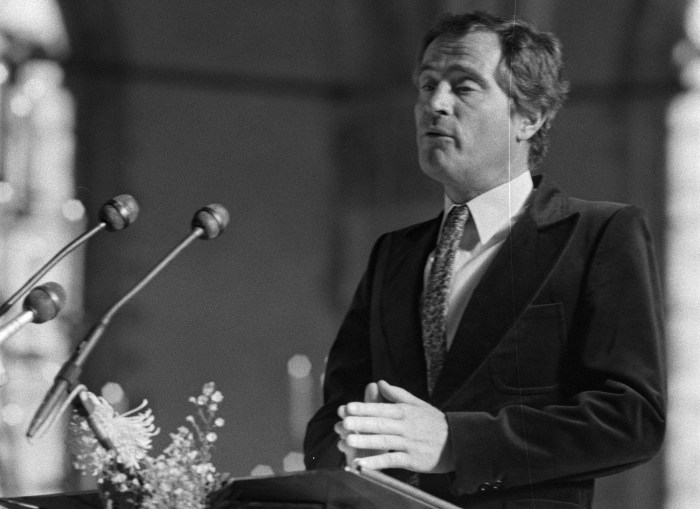 Nekrolog Jana Třísky: Zkusme nezazlívat Bohu, že na chvíli zakryl oči tvému Anděli Strážnému. Měl jsi před sebou krásný projekt. Co může být krásnější než odejít s vědomím, že mě ještě chtějí, dodal v souvislosti s filmem Jiřího Mádla, ve kterém měl ztvárnit hlavní roli …